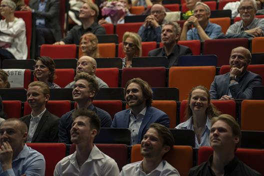 Die Veranstaltung findet am Freitag, den 03.07.2026, um 16:00 Uhr, auf dem Campus der Hochschule Düsseldorf statt. Eingeladen sind Angehörige, Familien und Freunde sowie Mitarbeiter*innen und Alumni, um diesen bedeutenden Anlass gemeinsam zu feiern.